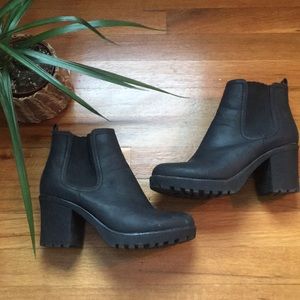 chellysun chunky cleated heel chelsea boots